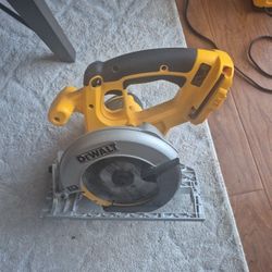 Dewalt DC 390 Cordless 6-1/2 in Circular Saw Like  New 