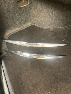 Chrysler 300 emblems