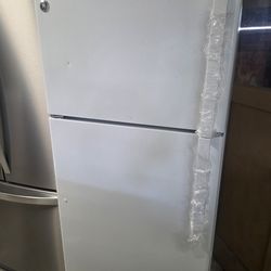 Ge Top And Bottom Refrigerator Apartment Size Warranty Financing With Snap If You Qualify New Condition from scratch and dent minor Cosmetic Issues