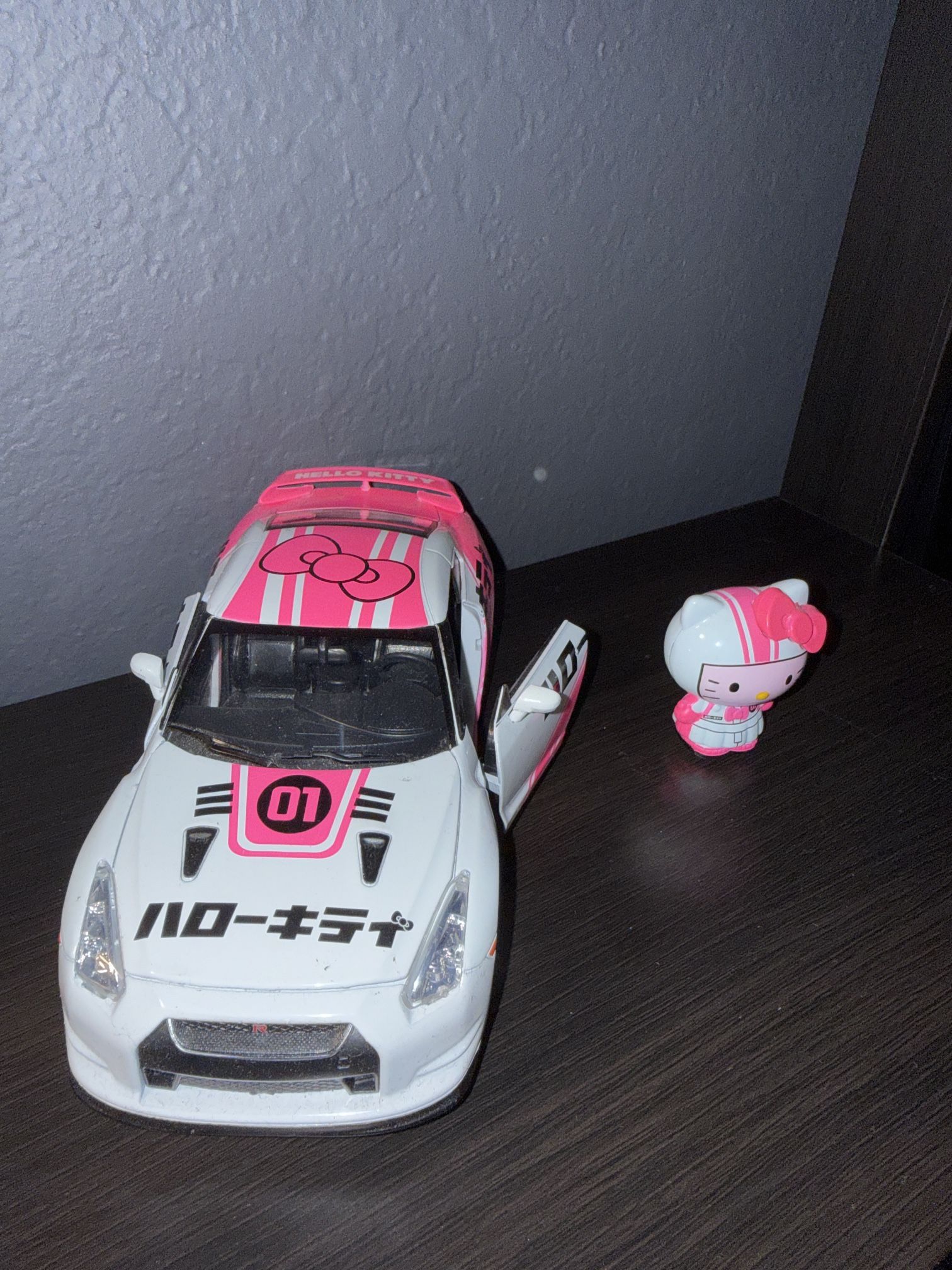 Hello Kitty 2009 Nissan GT-R R35 Tokyo Speed Jada 1:24 Die-Cast Car