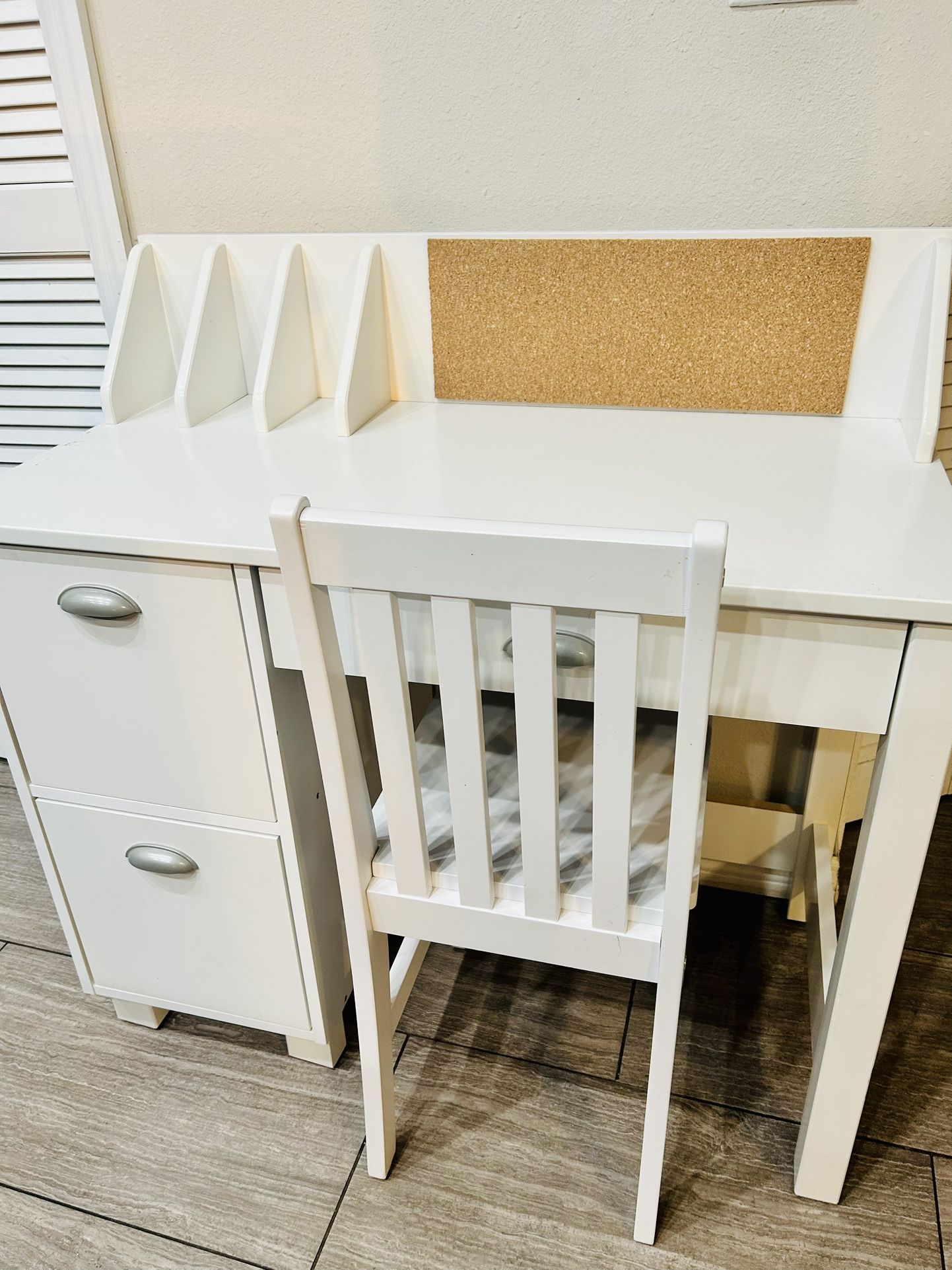 White Pine Children Desk & Chair Set 