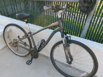 Schwinn. Hybrid. 700c Tires