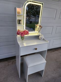 Beautiful White Modern Vanity/ Desk with Stool!