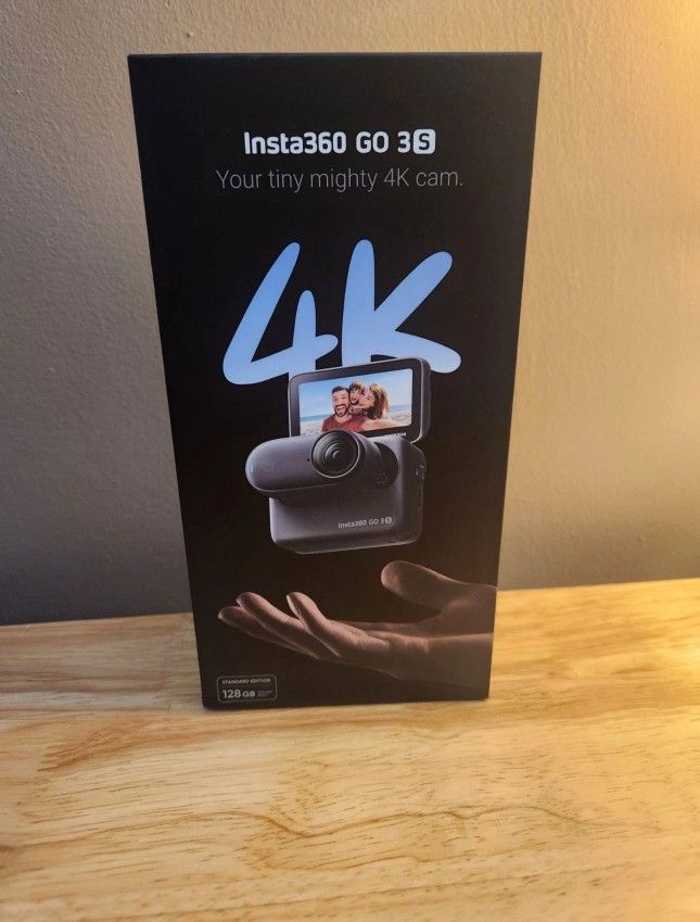 Insta360 Go 3S 4k 128gb camera handheld floor model