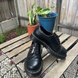 Women’s Dr. Martens Platform Shoes (Size 6)