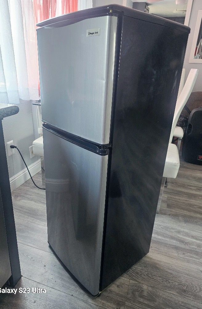 Like new!! Magic Chef 2-door medium refrigerator, in stainless steel, excellent condition and works perfectly, for the office or study.MCBR415S
4.
