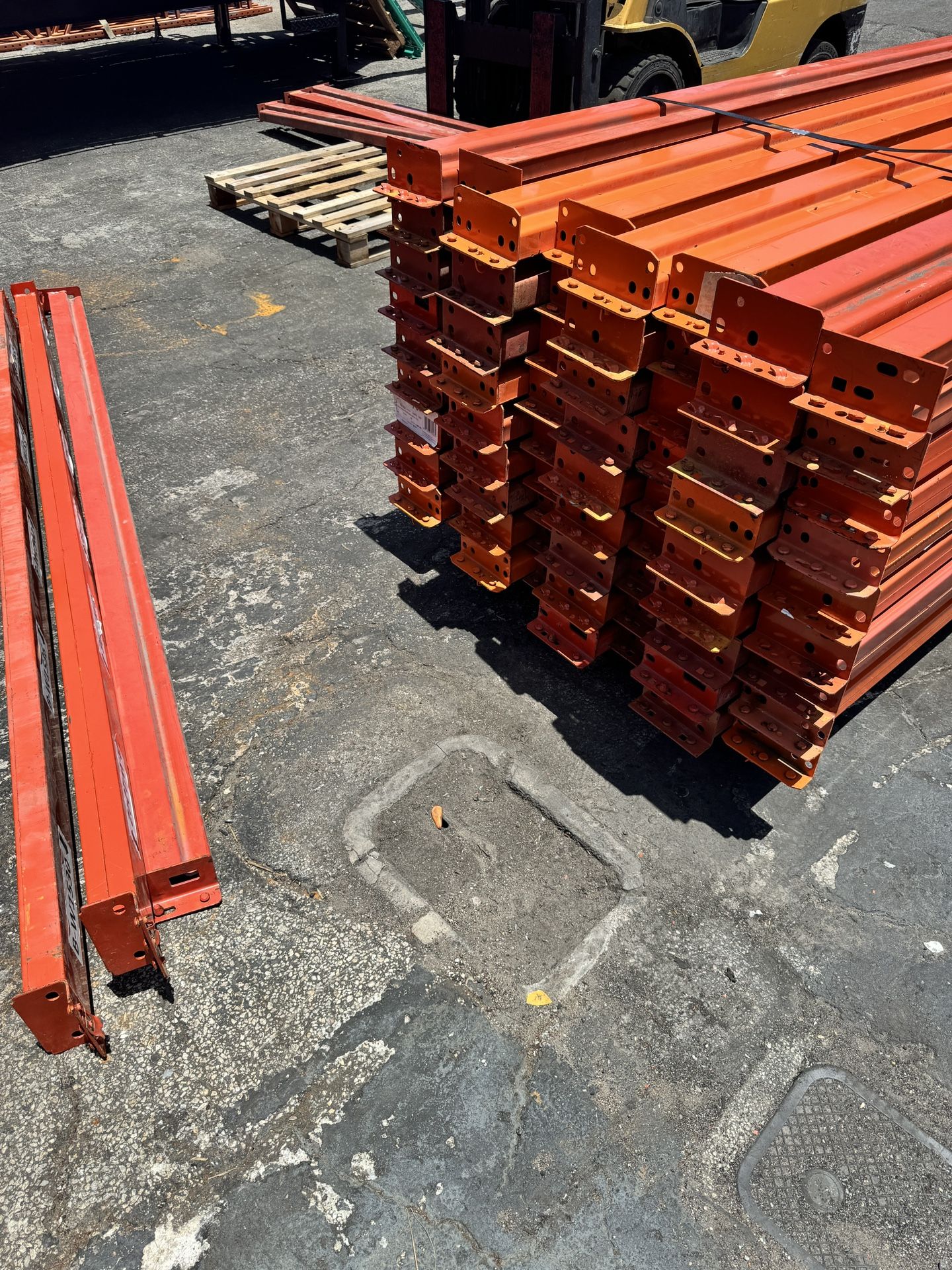 Pallet racks, Pallet jacks,Beams,Cantilever,Ladder,Uprights Workbenches,Wire decking Metal shelving 