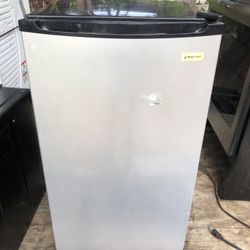 Magic Chef Mini Refrigerator 