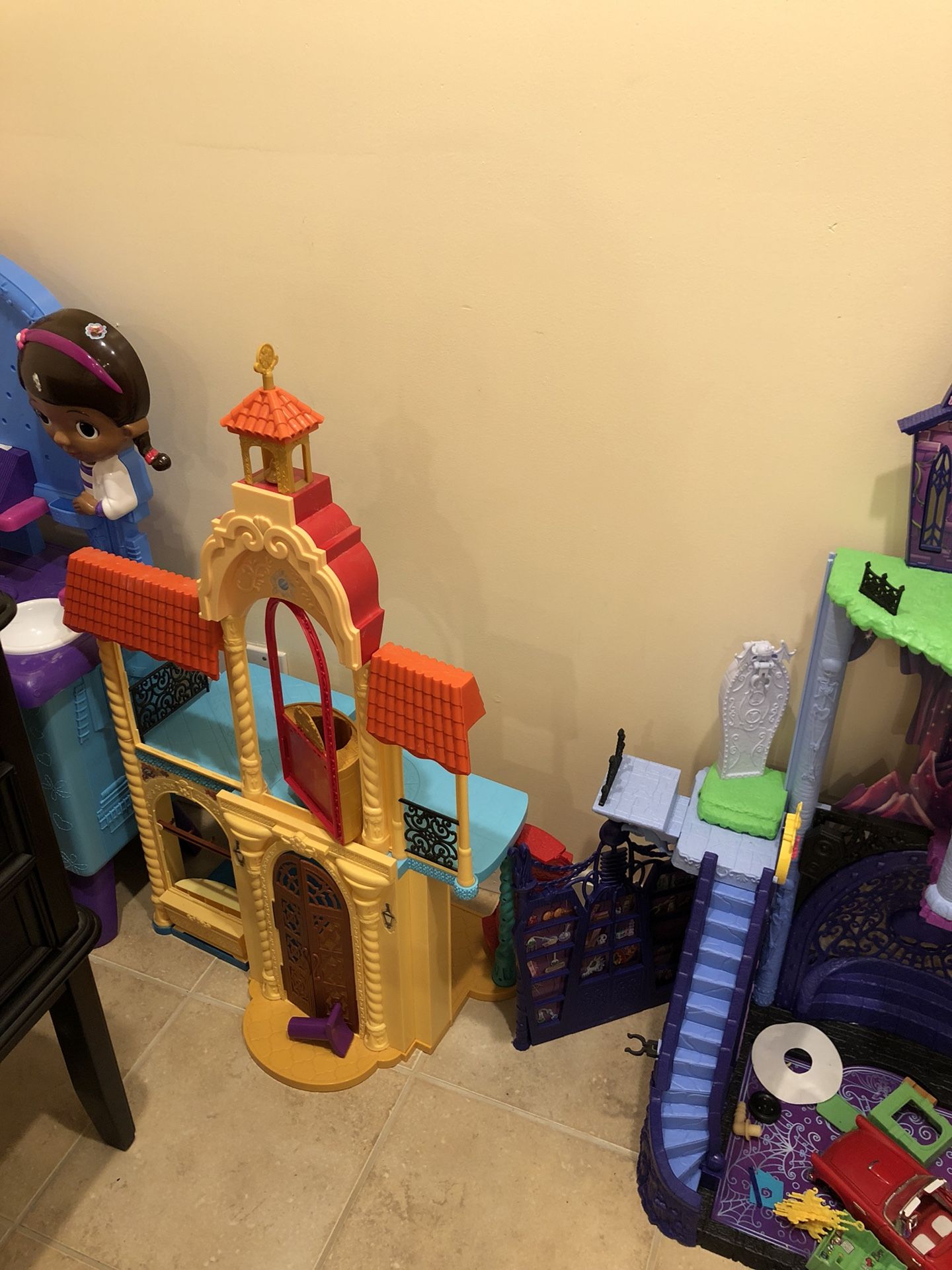 Doll houses like new