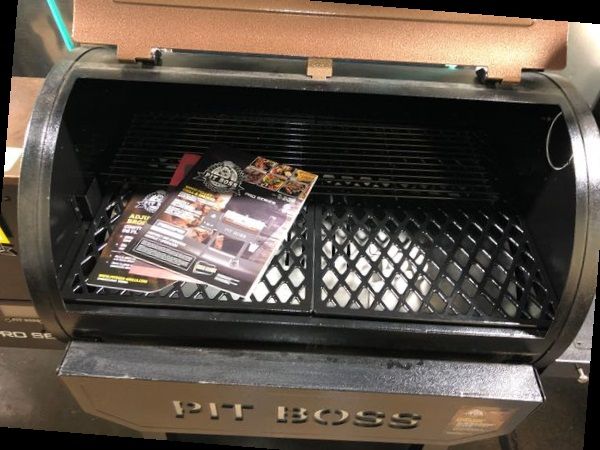 Brand New PIT BOSS PRO SERIES 820 WOOD PELLET GRILL EL
