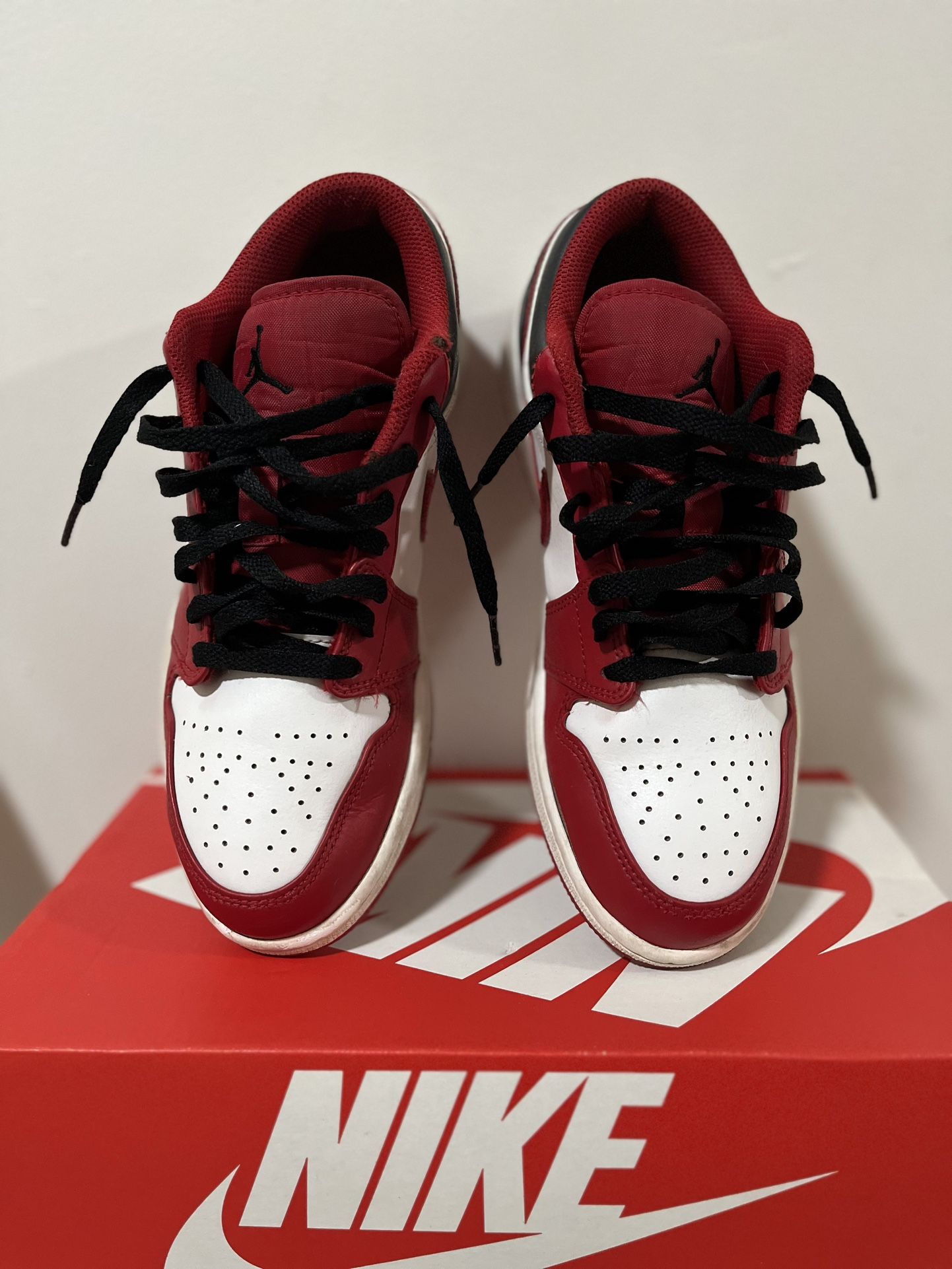 Jordan 1 Low Bulls Size 8