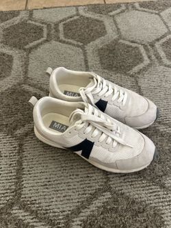 Mia Sneakers Size 8 women’s