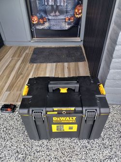 TOOL BOX DEWALT