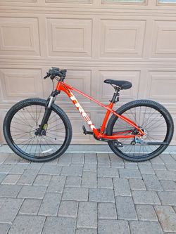 TREK MARLIN 5 MOUNTAIN BIKE 29 ER LIKE NEW ( MEDIUM)