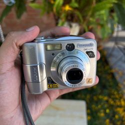 Panasonic LUMIX DMC-LC70 Digital Camera