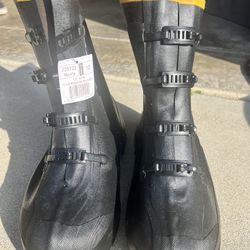 Men’s Lacrosse Overshoe GO FROM ICE TO CONCRETE WITHOUT CHANGING BOOTS.