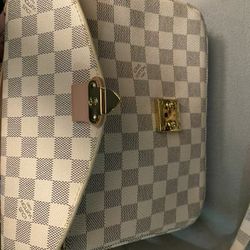 LOUIS VUITTON HANG BAG