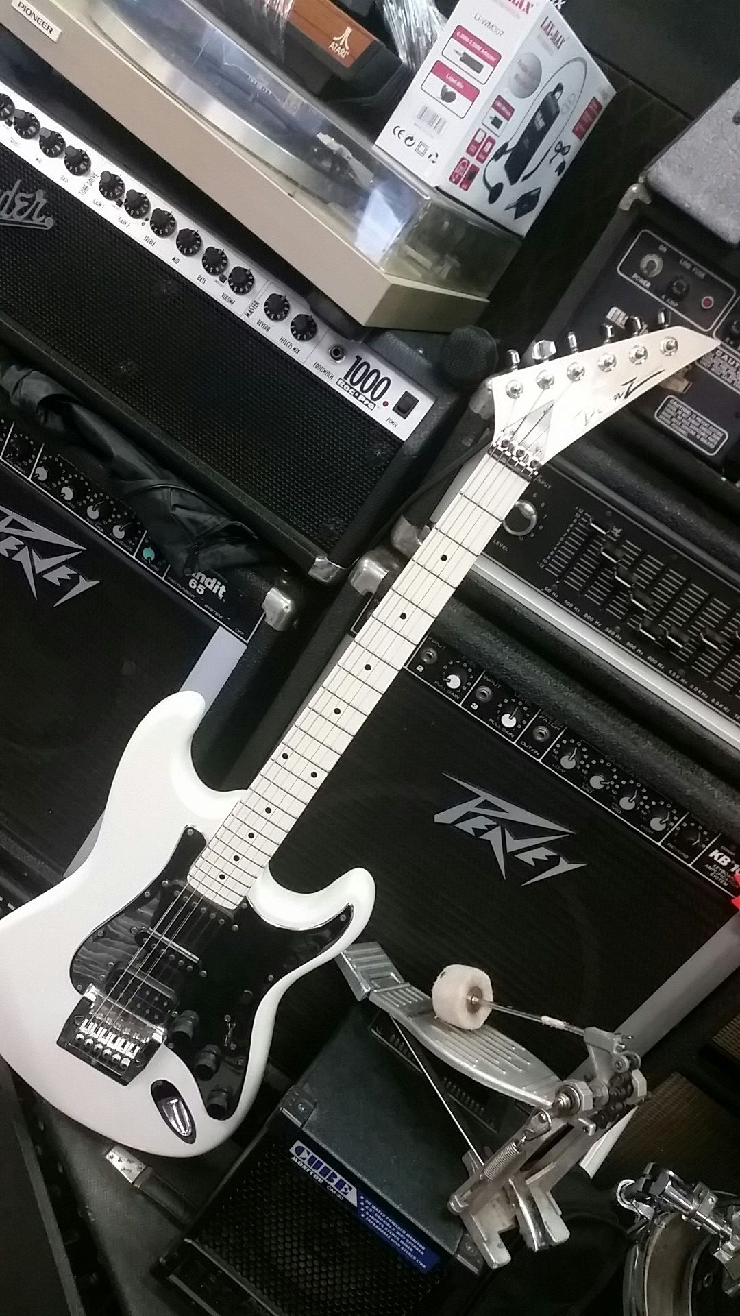 1986 Dean Z autograph model electric guitar has mirror pickguard