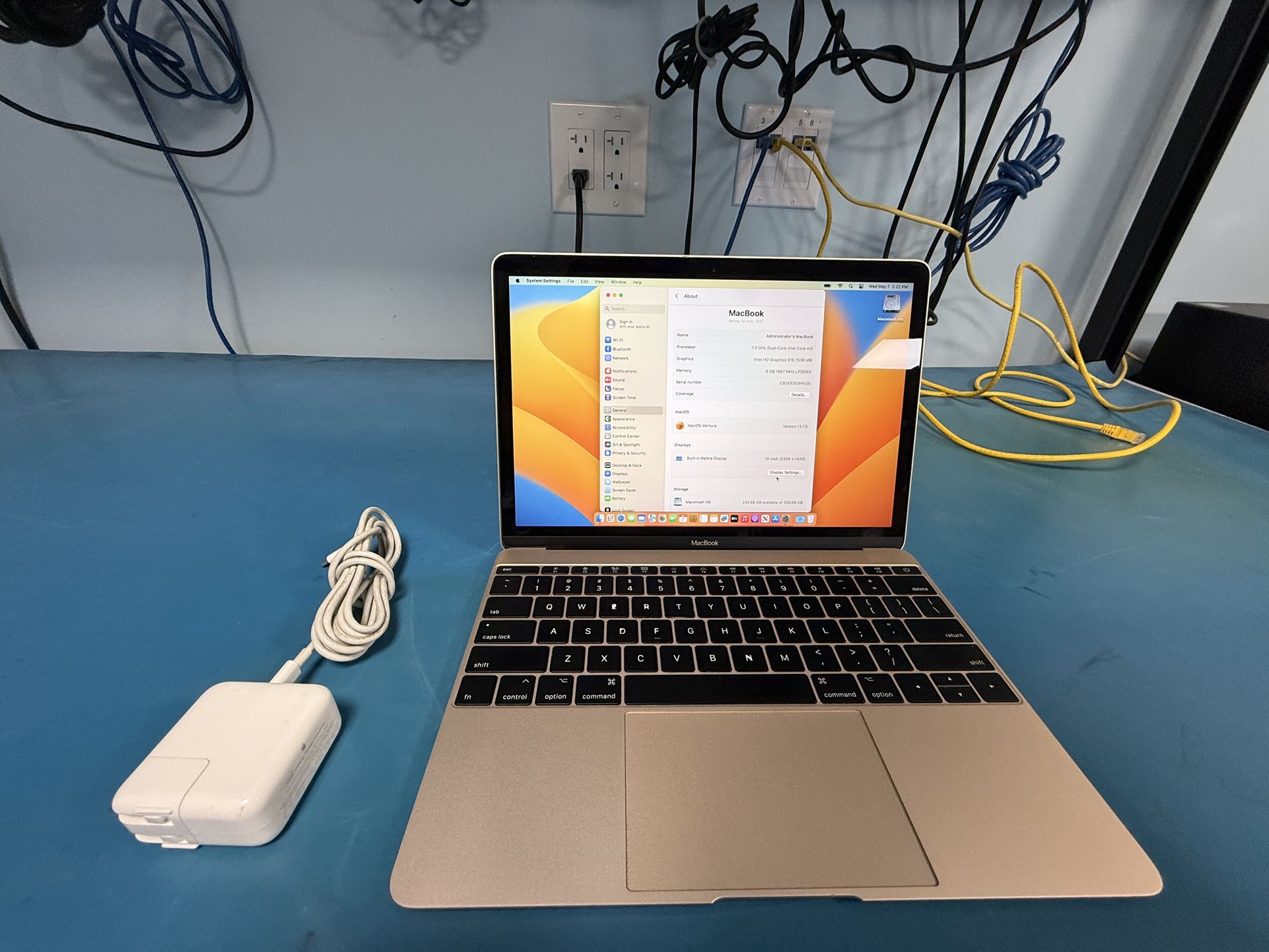 MacBook,Retina 12-inch, 2017, Intel 1.2GHz m3 2-Core, 8GB RAM, 256GB SSD, Intel HD Graphics 615 1.5GB