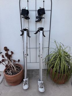 Drywall/Walking stilts