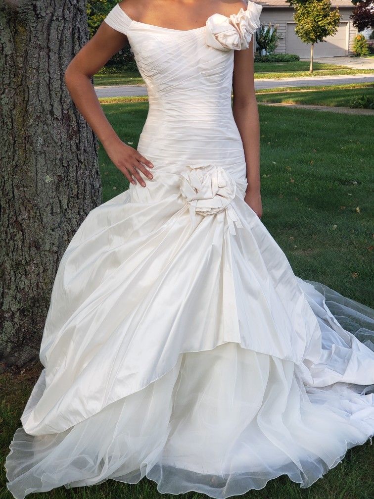 SALE....Beautiful Demetrios  Wedding Gown Size 10 Bridal