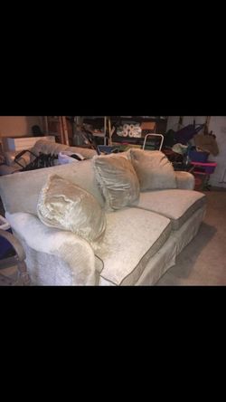 Really nice couch good condition w\ pillows