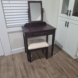 New Vanity Wood  Kept Small Room 199