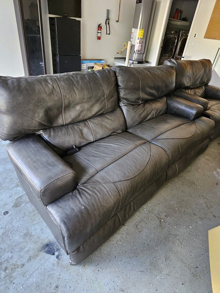 BEAUTIFUL LEATHER RECLINER COUCH AND LOVE SEAT.