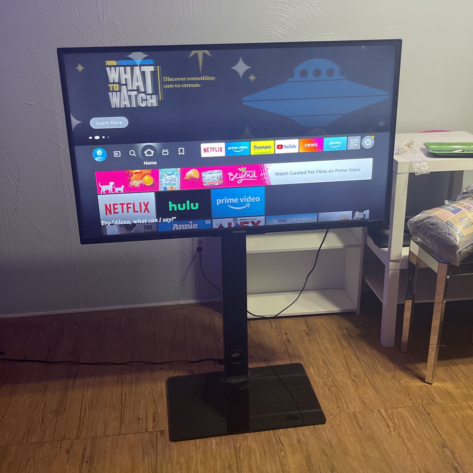 Toshiba Smart 50in Tv With Stand