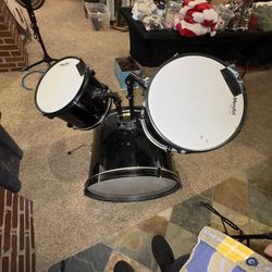 Mendini complete drum kit set. Everything in the pictures and video is included  I do not play the drums I picked these up at an estate sale