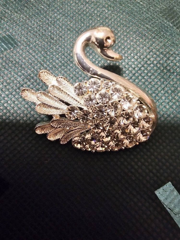 $15.00 - Elegant Swan Brooch with Rhinestones Accents! NEW CONDITION!