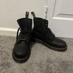 Doc Martens Size 7 Women’s 