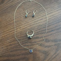 Gold, sapphire, and diamond set