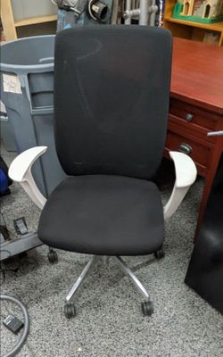 Ergonomic mesh chair black & white. Rolling office task chair