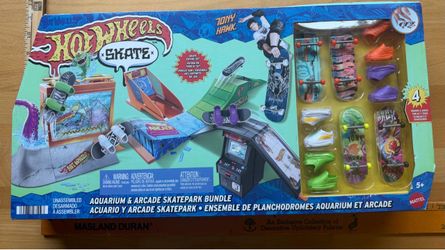 Hot Wheels Skate Aquarium and Arcade Skatepark Bundle