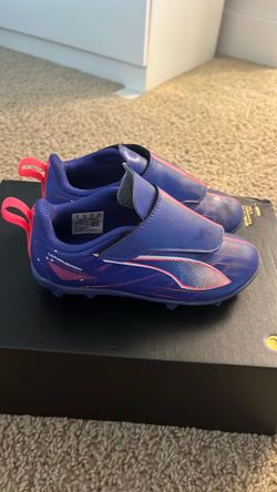 Soccer shoes