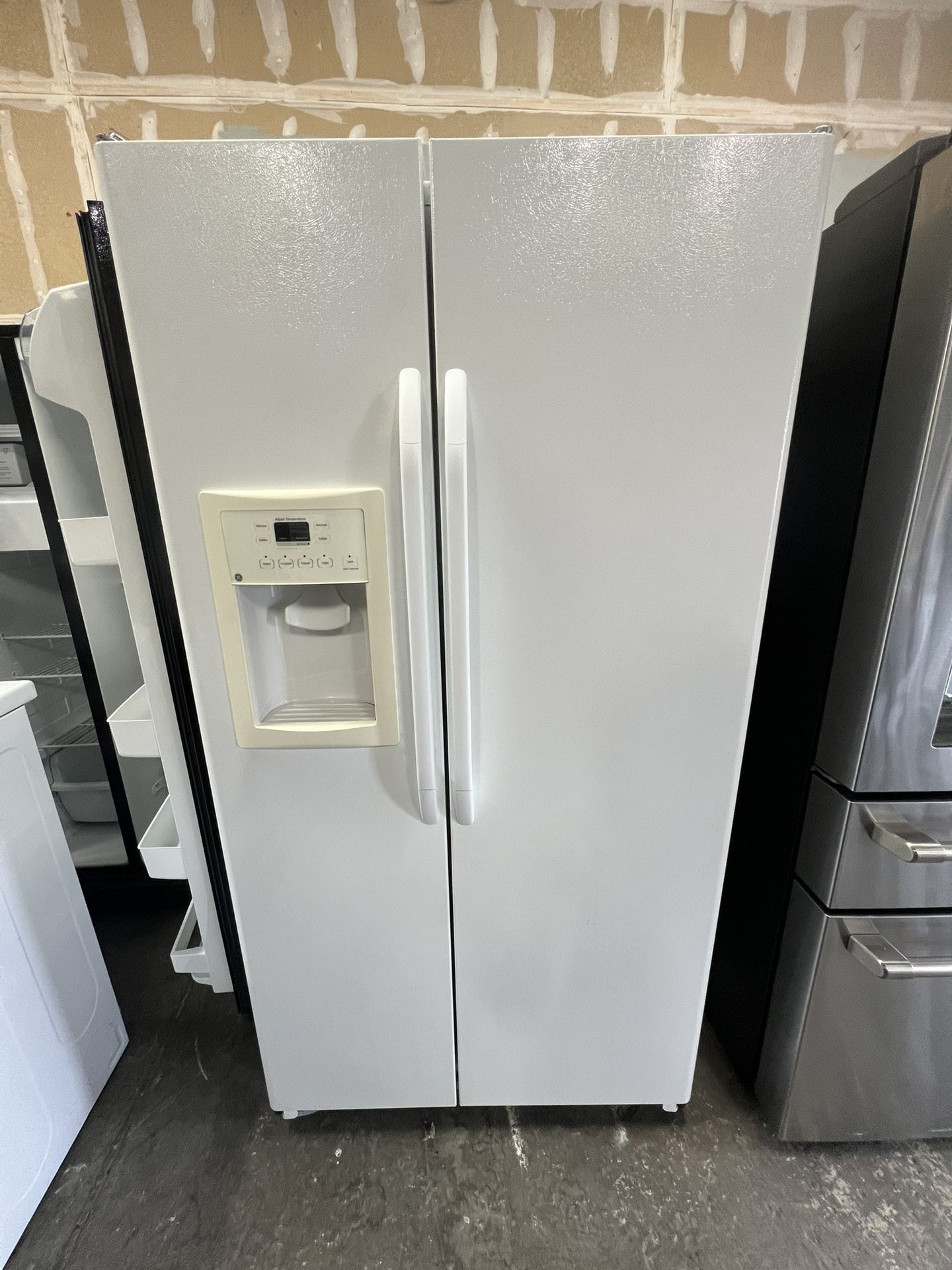 GE 25 Cubic Ft Refrigerator