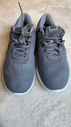 Tennis shoes