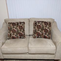 Love Seat With 2 Reversible Pillows
