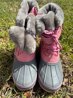 Insulated Size 4 girls' snow boots with a grey rubber duck-style toe and pink quilted upper. Preowned in good condition Pet & Smoke Free Home. Chec