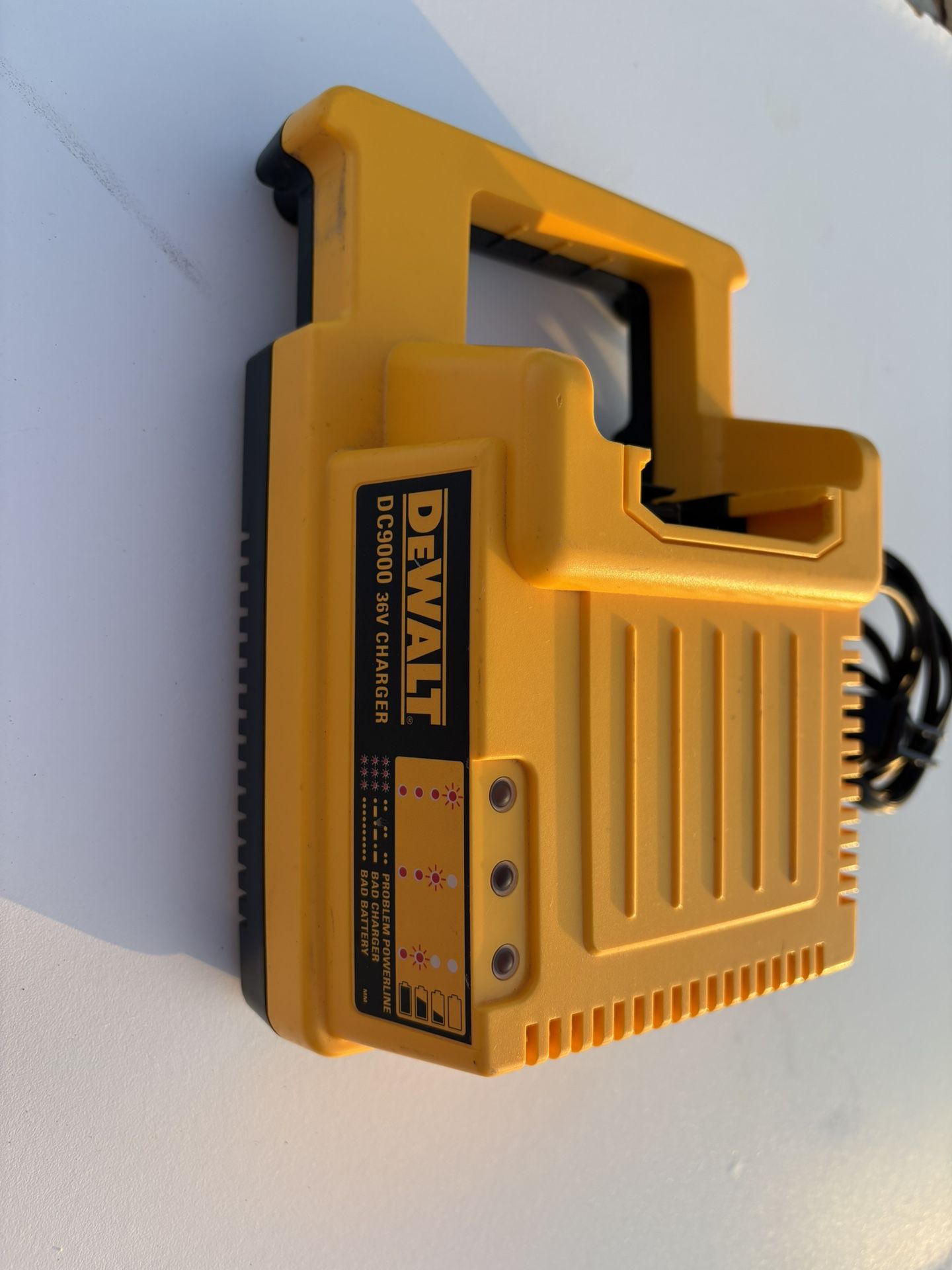 DeWalt DC9000 28V-36V Battery Charger (B)