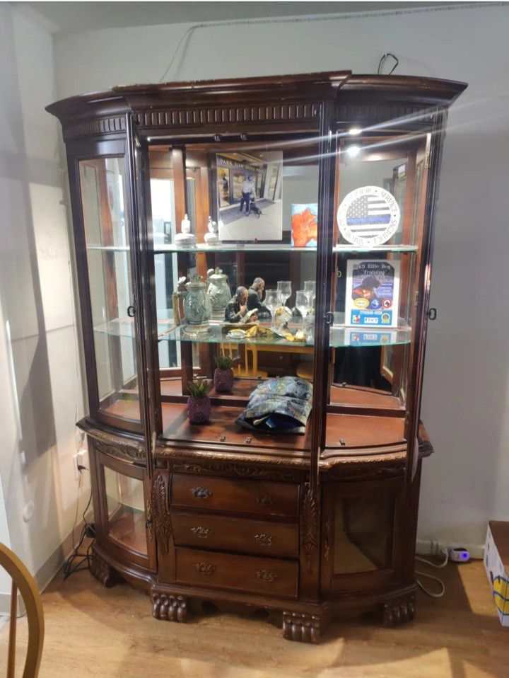 China Cabinet with A curved glass & Lights