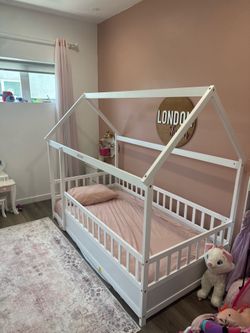 Children's floor house bed