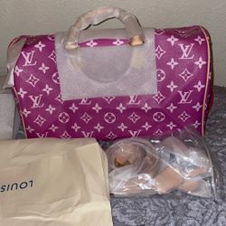 This is a small duffel bag traveling bag bigger than a purse