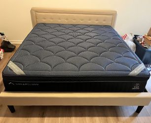 Like New Dreamcloud Luxe Hybrid King Mattress