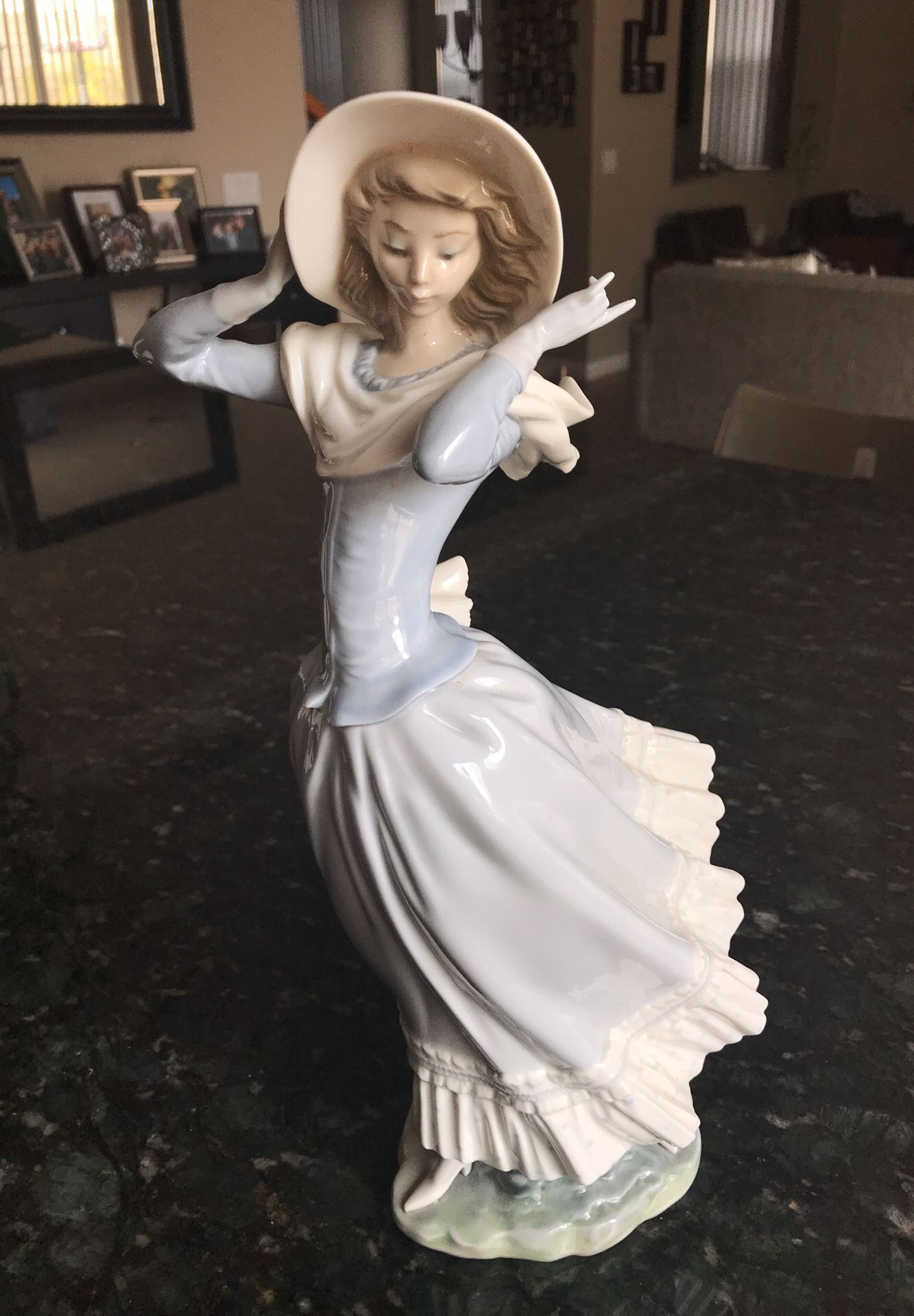 Lladro Large retired figurine “Spring Breeze” lady with white hat