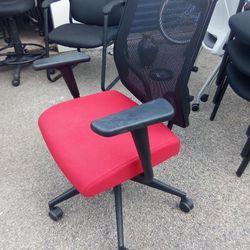 ** USED OFFICE ADJUSTABLE ROLLING TASK CHAIR** $75 OBO