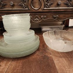 Arcoroc Canterbury Crocus Set Of 10 Floral Clear Glass Dinner Plates, 10 salad plates, 10 bowls & Large Bowl, total 31pcs 