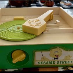 1984 VINTAGE FISHER PRICE SESAME STREET MUSIC BOX RECORD PLAYER TOY
