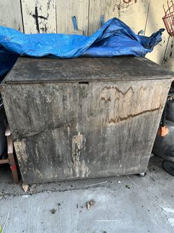 Free Storage Box With Wheels